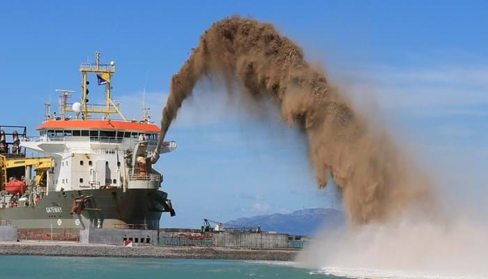 Dredging_port_construction_hopper.jpg